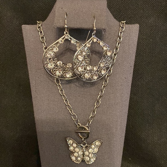 Rhinestone butterfly necklace with matching dangling earrings - Picture 1 of 11